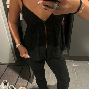 Svart spets topp  - Aldrig använd!