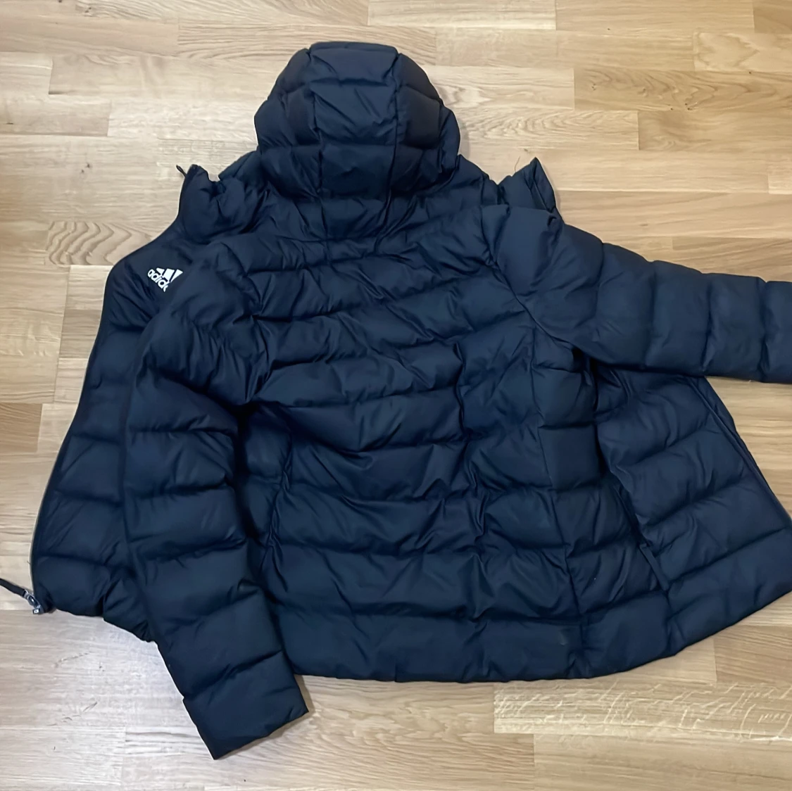 Svart pufferjacka från Adidas - 2