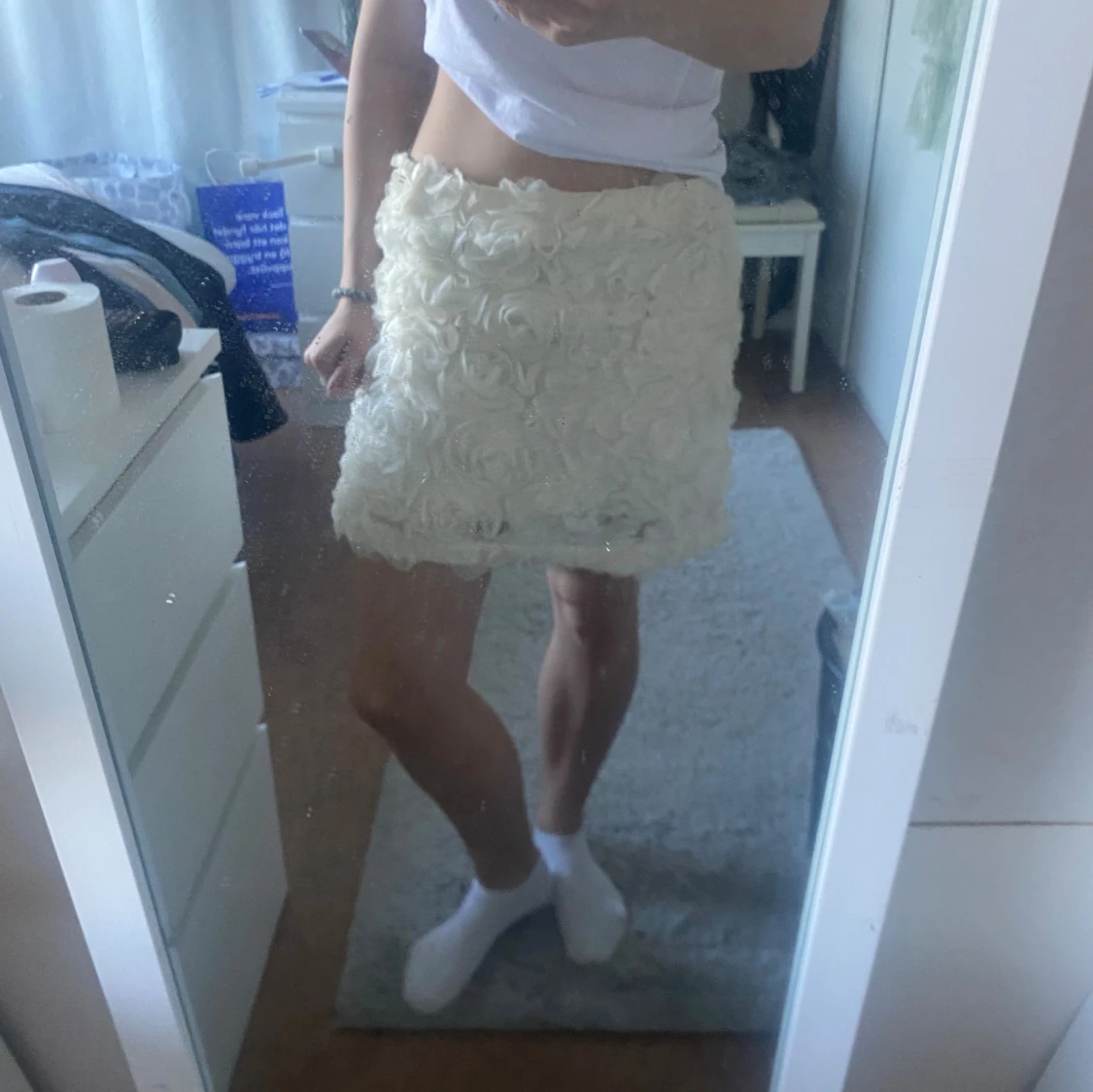 Vit blommig kortkjol 