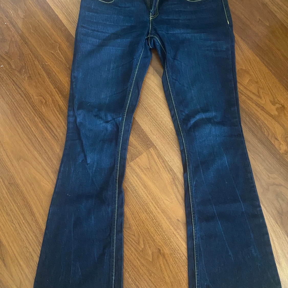 Lågmidjade utsvängda jeans - 1