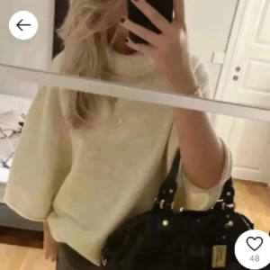 Beige polotröja med vida ärmar - Superfin beige polotröja 💞💞storlek L men sitter som M(obs!! har ingen bild på!) 