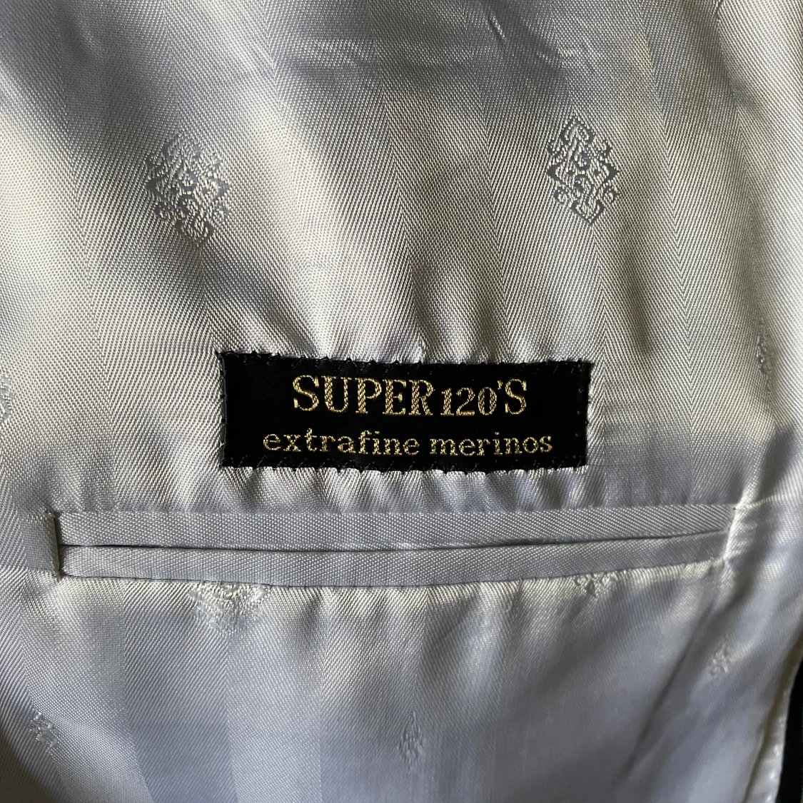 Kritstrecksrandig blå kostym från Corneliani - 2