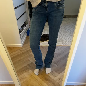 Blå bootcut jeans från LTB Valere - Säljer ett par low waist blå jeans från LTB, modell Valere. Jeansen har bootcut passform. Lite slitna på botten då de är lite för långa på mig men inget man tänker på! 