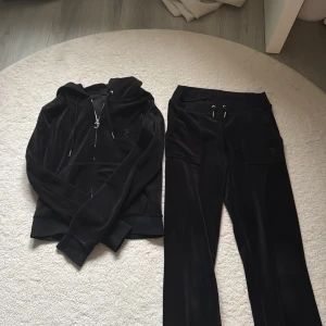 Svart sett från Juicy Couture - Svart sett från Juicy Couture i mycket bra skick, nypris är ca 2600kr 💕 storleken passar mig som bär från XXS-M i byxor!! 