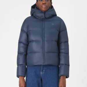 Mörkblå vinterjacka från Calvin Klein - Säljer min supersnygga mörkblå pufferjacka från Calvin Klein med huva och dragkedja framtill. Jackan har en clean look med diskret CK-logga på bröstet, tjock och håller bra värme. Tyvärr så tycker jag att den har blivit liten på mig som är 176, men hade annars velat behålla jackan! 🥰 Bara använd förra vintern, pris kan diskuteras 