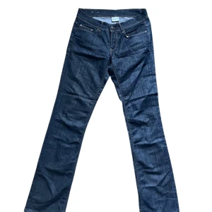 Mörkblå jeans - Snygga mörkblå jeans med klassisk femficksdesign och raka ben. Jeansen har normal midja och är tillverkade i slitstarkt denimtyg. Perfekta för dig som gillar en tidlös och clean look.