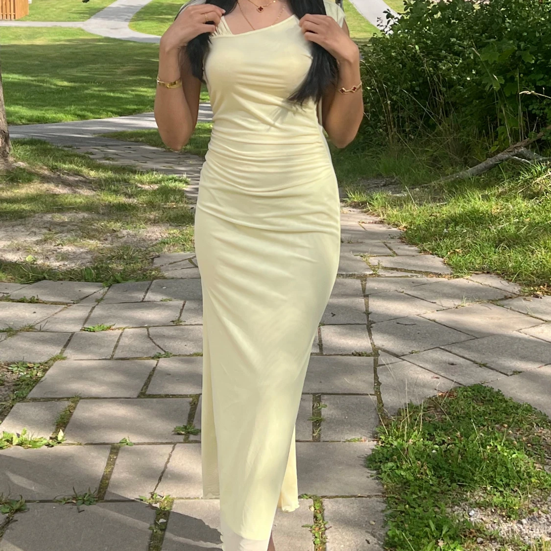 Ljusgul långklänning med släp - 1