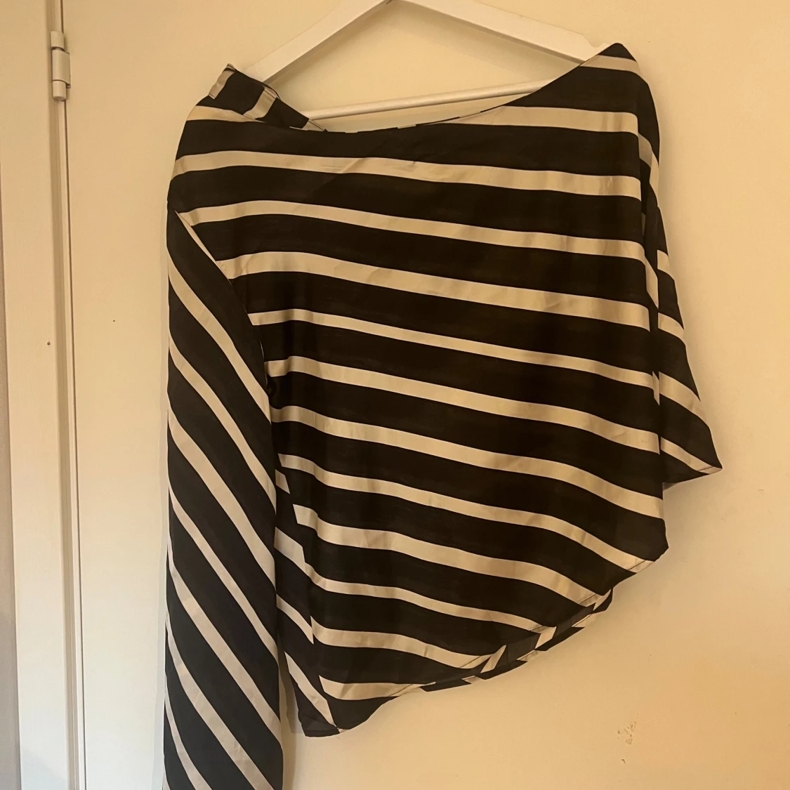 Svartvit randig oneshoulder-top