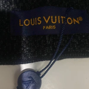 Svart pärlarmband med gulddrake - Coolt armband med svarta pärlor och detaljer i guld, inklusive en snygg drake i metall. Perfekt accessoar för dig som vill sticka ut med något unikt och trendigt.