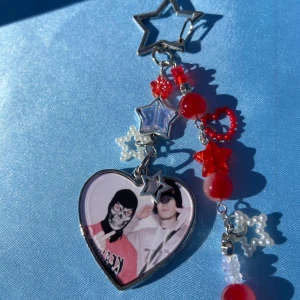 YUNG LEAN & BLADEE - MJ - keychain - 1st Keychain med BLADEE&YUNG LEAN motiv. Alla DRAIN GANG/SADBOYS beställningar kommer med foto + DRAINBABY sticker. Alla beställningar kommer med freebies