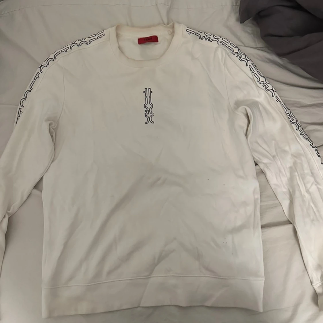 Vit tjocktröja från Hugo