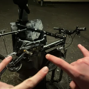 En riktigt go cyckel har en liten buckla pga en sten som kastades. Först till kvarn fulldempaf. Gött låg så att den skrapar i fartgupp. - Bilderna visar en svart cykel med tydliga tecken på slitage och skador. Flera delar verkar saknas eller vara trasiga, inklusive hjul och kedja. Ramen har repor och färgskador. Produkten är inte elektronik och passar inte in i någon av de angivna taxonomierna.