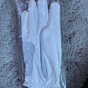 Golfvante - Vit golfvante. Höger hand. Oöppnad då jag råkat köp fel hand