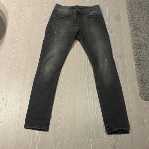 Svarta jeans från Dondup, storlek 33 - Ytterligare ett par Dondup jeans som är svart/grå färg. Storlek 33 istället och även klorna Zgander i Helsingborg. Också nästintill nytt skick med köpta slitningar. 