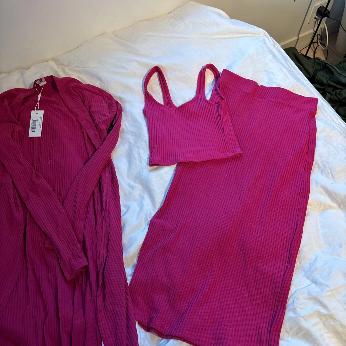 Rosa lång midi kjol med tillhörande topp och kofta - 1