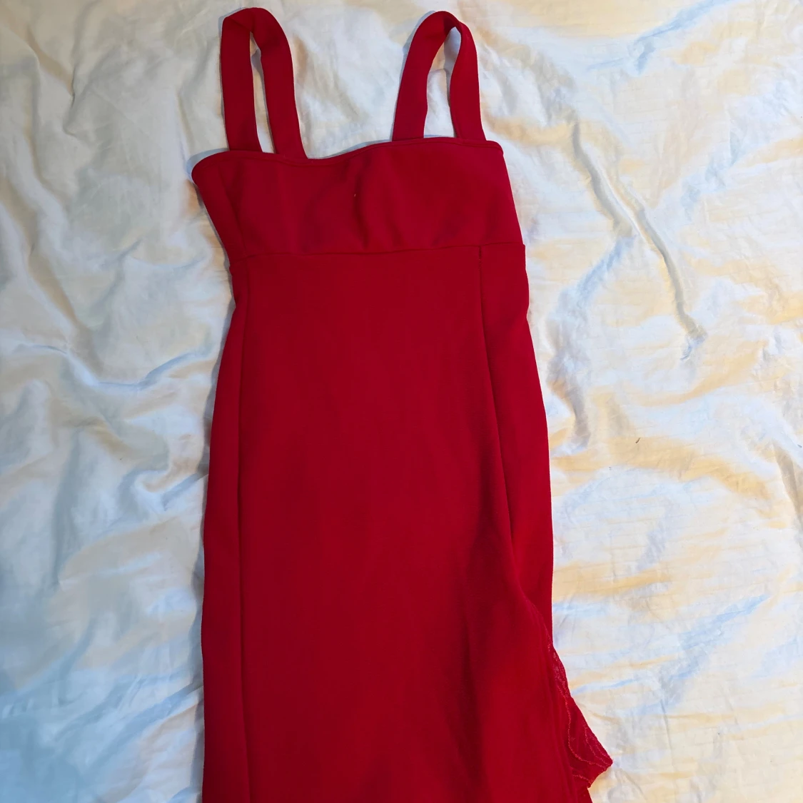 Röd långklänning från Boohoo