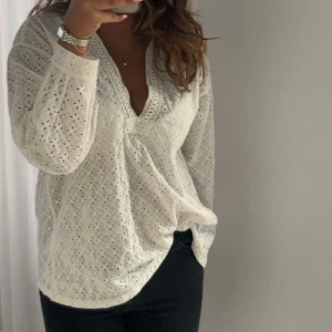 Vit Blus från Zara  - En snygg vit blus från Zara, som man kan använda till typ vilket tillfälle som helst. Säljer då den inte kommer till användning, men är i ett fint skick💕
