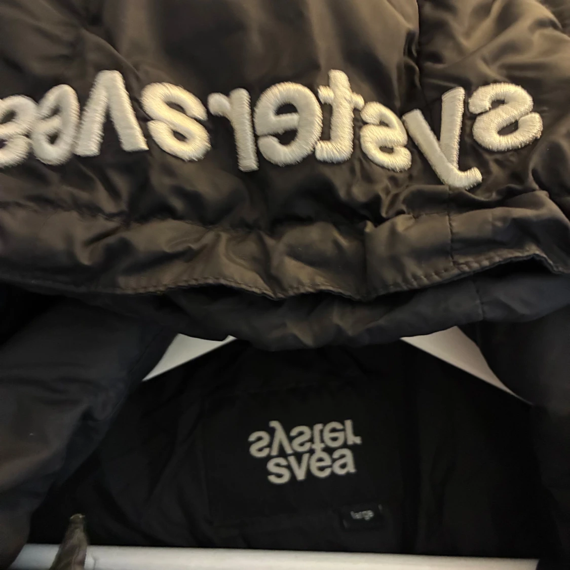 Svart lång pufferjacka från Svea - 1