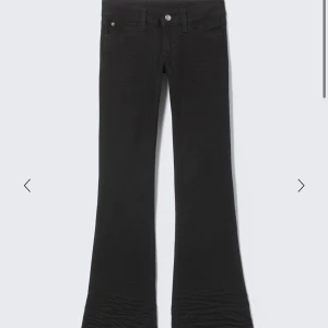 Svarta bootcut jeans från Cheap Monday - Svarta jeans från Cheap Monday med bootcut-snitt och låg midja. Jättepopulära och slutsålda, även helt oanvända! Strl 28,32