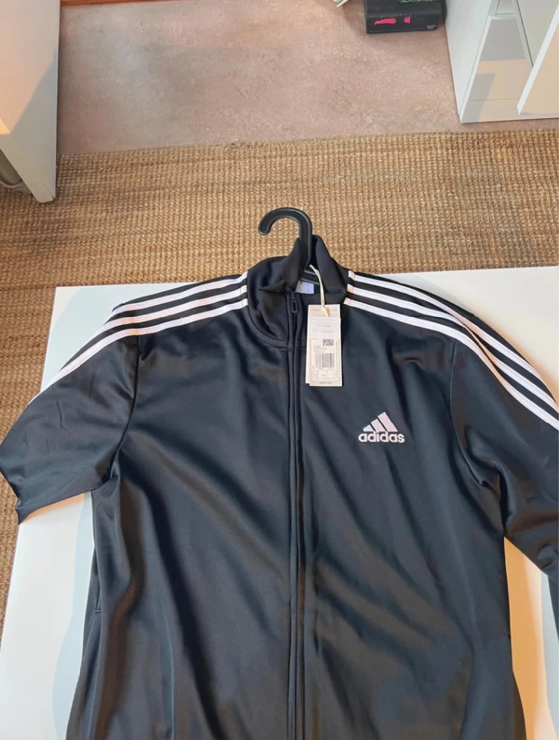 Svart Adidas track jacket med vita ränder