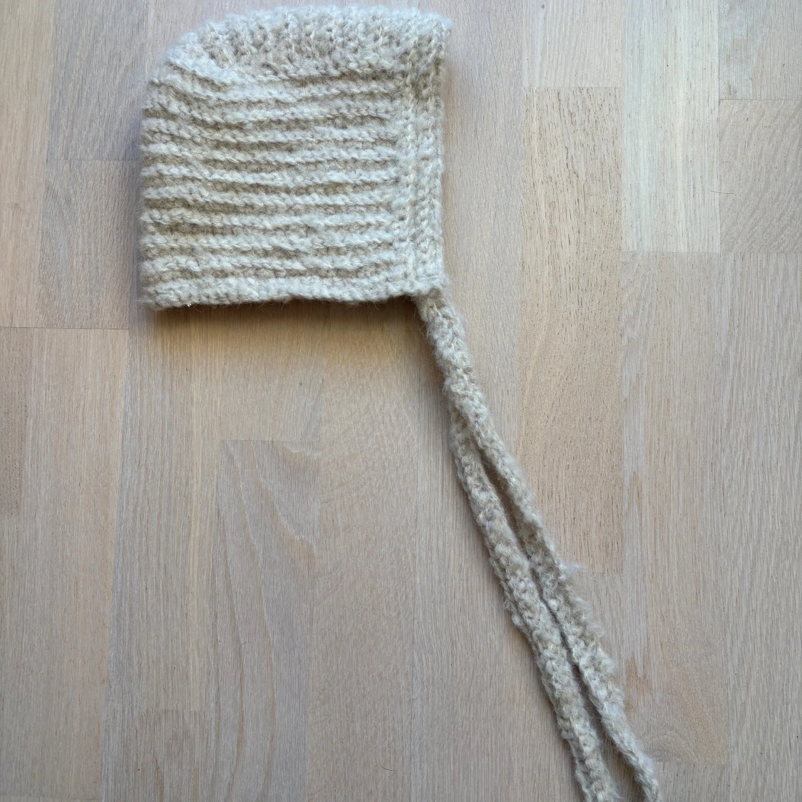 Handvirkad vit bonnetmössa med snören - 1