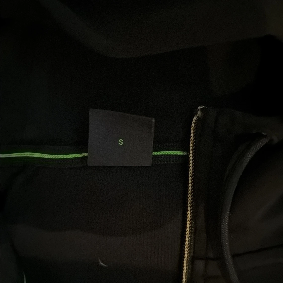 Svart hoodie från BOSS med dragkedja - 1