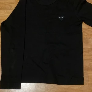 Svart långärmad tröja Comme des Garçons - Oanvänd långärmad CDG-tröja i bra skick. Säljer eftersom den inte passar mig längre.