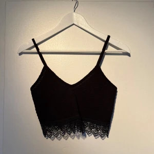 Topp - Linne med textur och spets nertill. Storlek xs från bikbok