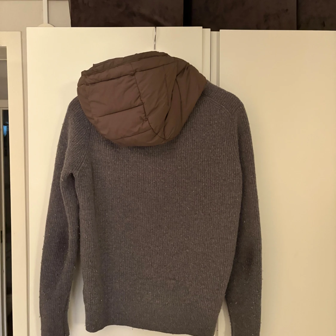 Grå stickad cardigan jacka med huva - 1