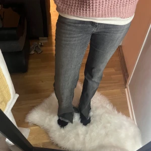 Grå jeans från ONLY med råa benslut - Säljer ett par grå jeans från ONLY med snygga råa benslut och klassisk femficksdesign. Jeansen har en rak passform och normal midja, tillverkade i stretchig denim för extra komfort. Perfekta för dig som gillar en avslappnad men trendig look.