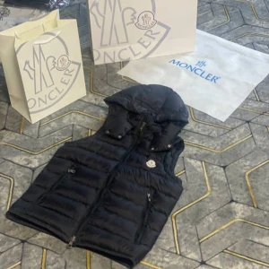 Olika märkes västar  - Dem flesta storlekarna finns så hör av er om storlek o pris så kommer vi överens 