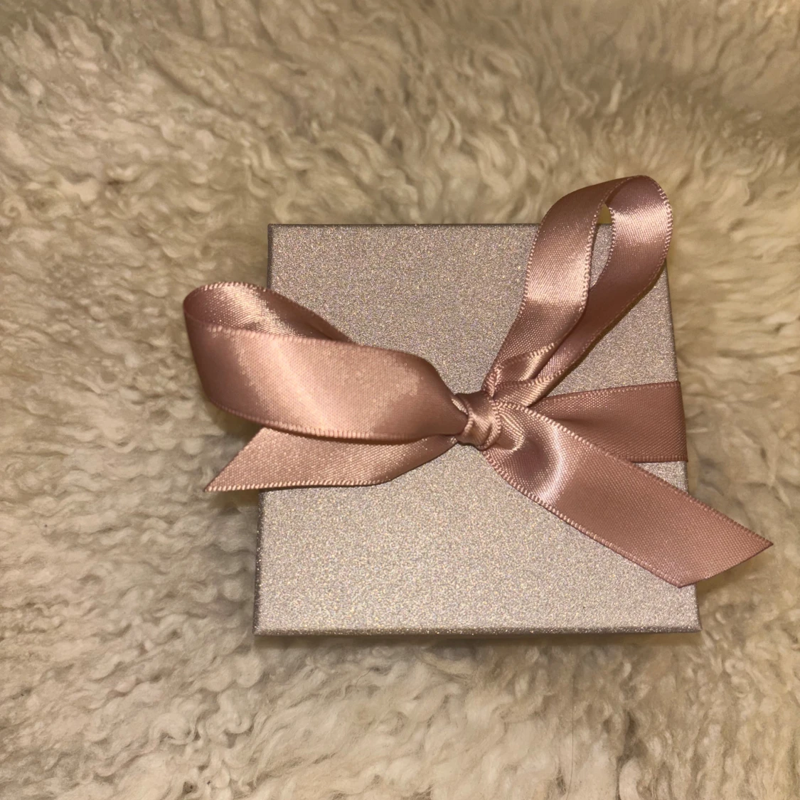 Guldigt halsband och örhängen i presentask - 1