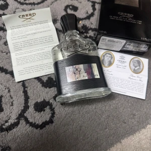 Creed Aventus 100ml Eau de Parfum - Lyxig parfym från Creed, Aventus, i 100 ml flaska. Levereras med originalförpackning och äkthetskort. Tillverkad i Frankrike. Perfekt för dig som vill sticka ut med en ikonisk doft.