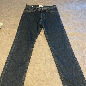 Jack&Jones Byxor  - Säljer ett par mörkblåa jeans från Jack&jones i stl 31/30 (relaxed chris) aldrig använt dom eftersom att dom va förstora! 