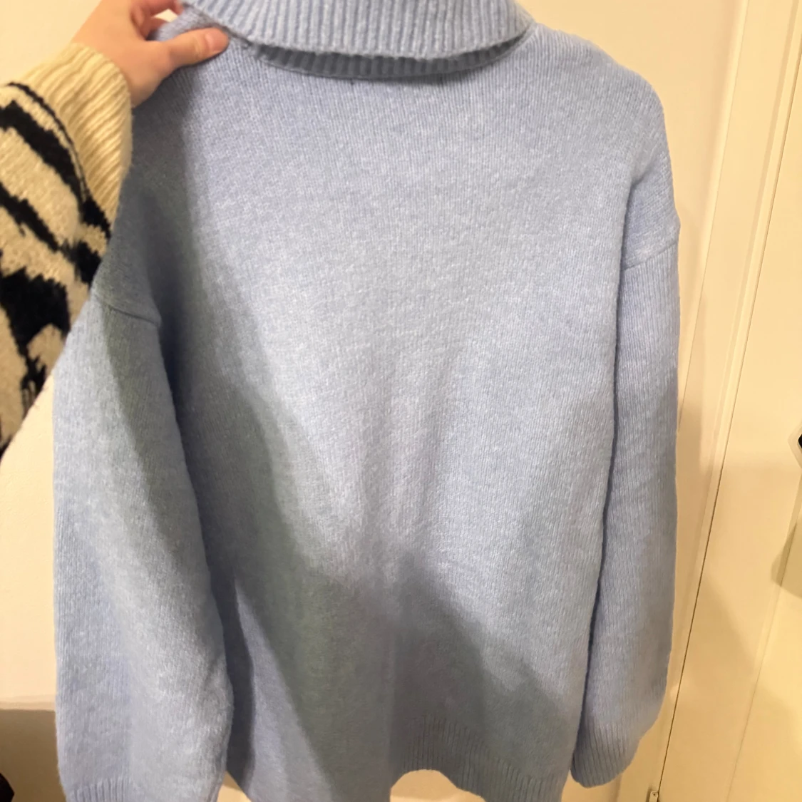 Ljusblå stickad polotröja