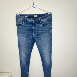Blå från Jack & Jones - Snygga blå jeans från Jack & Jones med skinny passform och slitna detaljer på benen. Jeansen är i bra skick, vill du ha prov bilder kan det lösas      Frågor/funderingar hör av dig 🤙🏽 