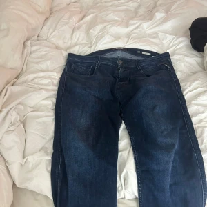 Replay anbass  - Ett par replay anbass mörkblå har använt men varit rädd om dom inget slitet på dom alls ser nästa nya ut om jag ska vara helt ärlig. Snygga nu till vintern enligt mig!!!