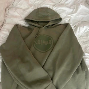 Colmar hoodie  - En Olive grön colmar hoodie har haft den i gång men sen har den bara luggigt i garderoben, ja tycker själv att den är fet men inte på mig passar bra till ett par svarta jeans, skriv om ni är intresserade. NY PRIS 1900