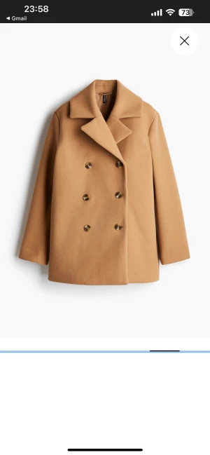 Beige skepparkavaj med dubbelknäppning - Säljer en stilren beige skepparkavaj från Arket med klassisk dubbelknäppning och bred krage. Jackan har raka ärmar och en snygg, rak passform. Perfekt för dig som vill ha en tidlös look med lite edge.