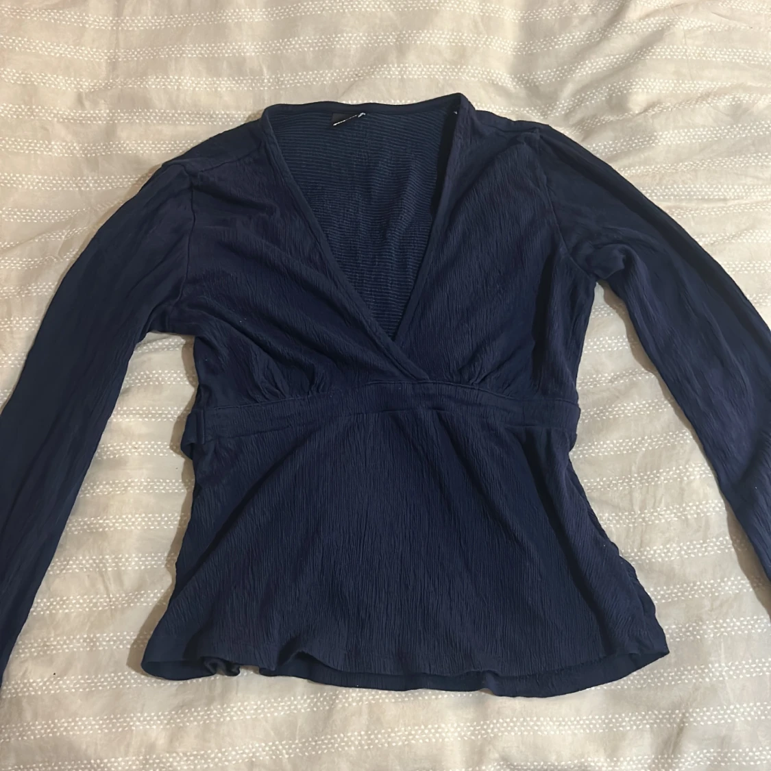 Mörkblå omlottopp med v-ringning från gina tricot