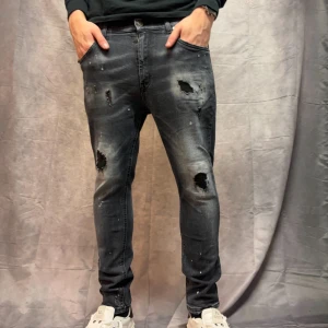 Dondup George Jeans | W32 - Sjukt feta dondup George jeans! Mest eftertraktade modellen på marknaden | Slitningarna är original från deras fabrik | skick 8,5/10 inga synliga defekter ! 🫡