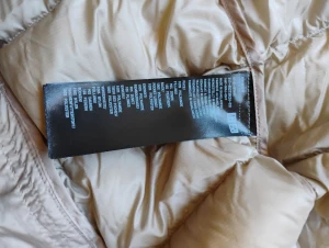 Beige dunjacka från Uniqlo - Säljer en beige dunjacka från Uniqlo Ultra Light Down. Jackan har en clean look med ståkrage, horisontella sömmar och dragkedja framtill. Materialet är nylon och polyester, vilket gör den lätt och smidig att bära. Perfekt för kyliga dagar.