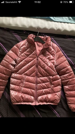 Rosa pufferjacka från Zara Kids - Säljer en snygg rosa pufferjacka från Zara Kids i storlek 13-14 år. Jackan har glansigt tyg, quiltad design och dragkedja framtill. Den har två fickor och en hög krage som håller dig varm. Perfekt för dig som gillar stilren och chill look.