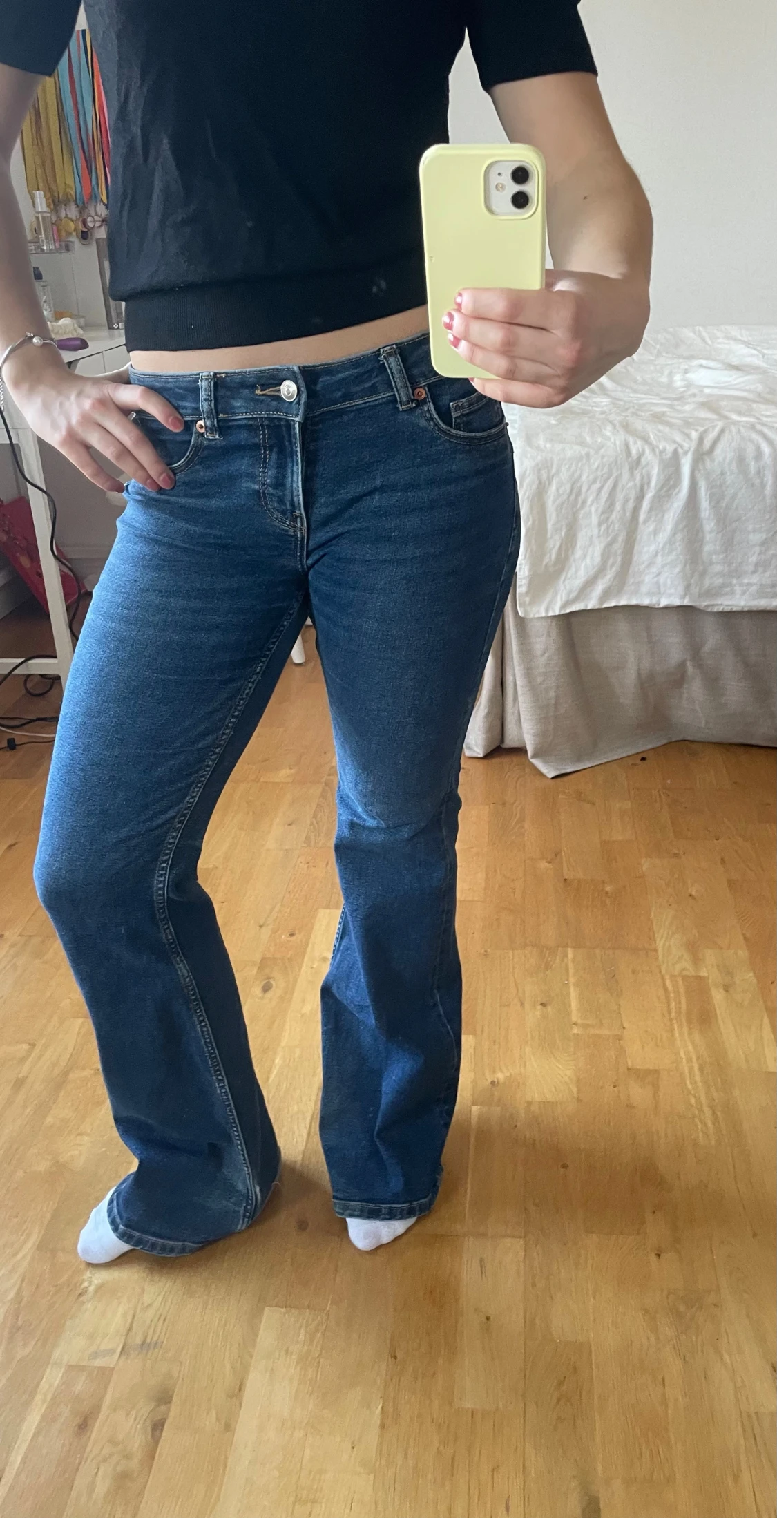 Blå bootcut jeans med låg midja