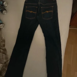 Nudie jeans - Feta raw denim nudie jeans. Nästintill helt nya, använda en gång. Priset ej hugget i sten!