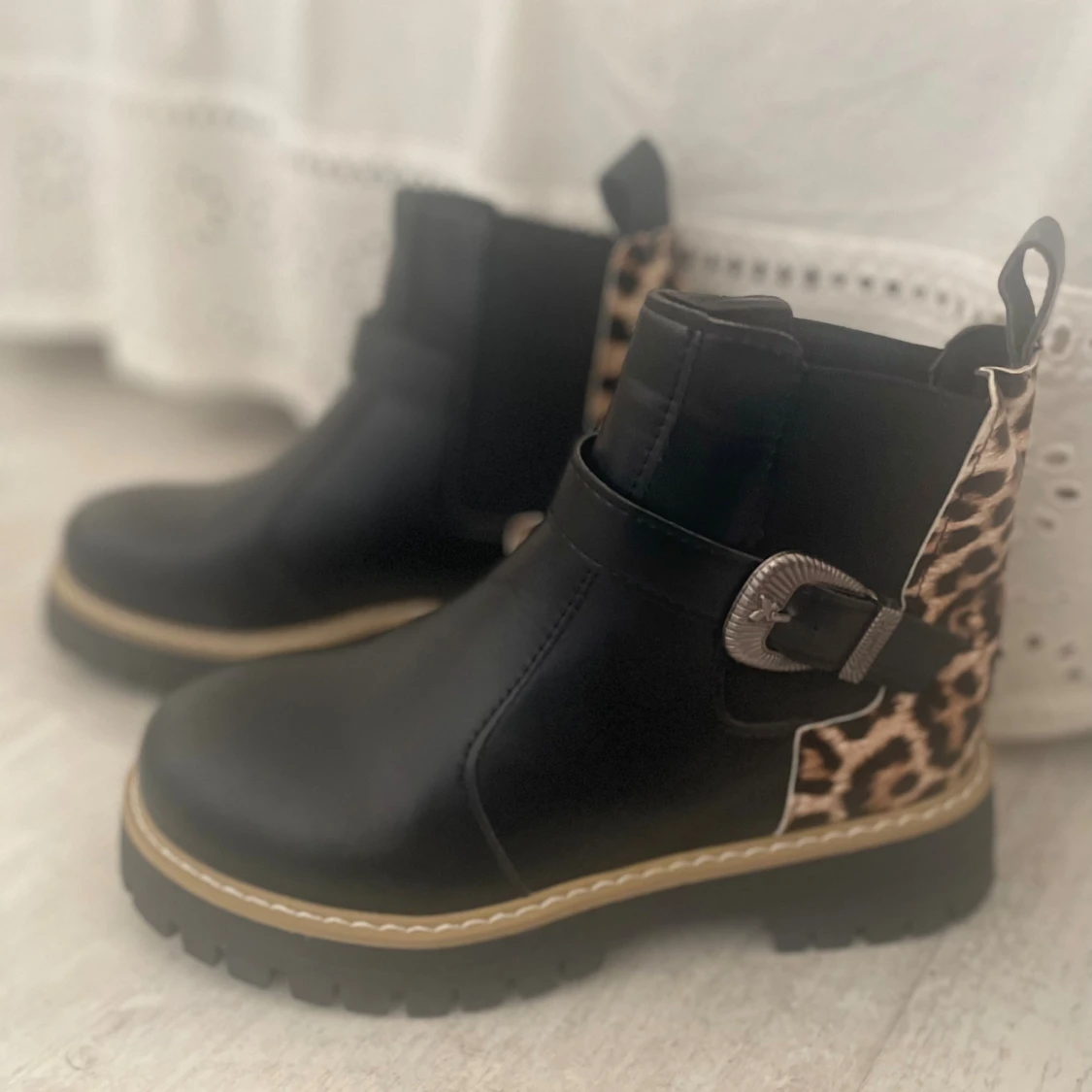Svarta boots med leoparddetaljer!