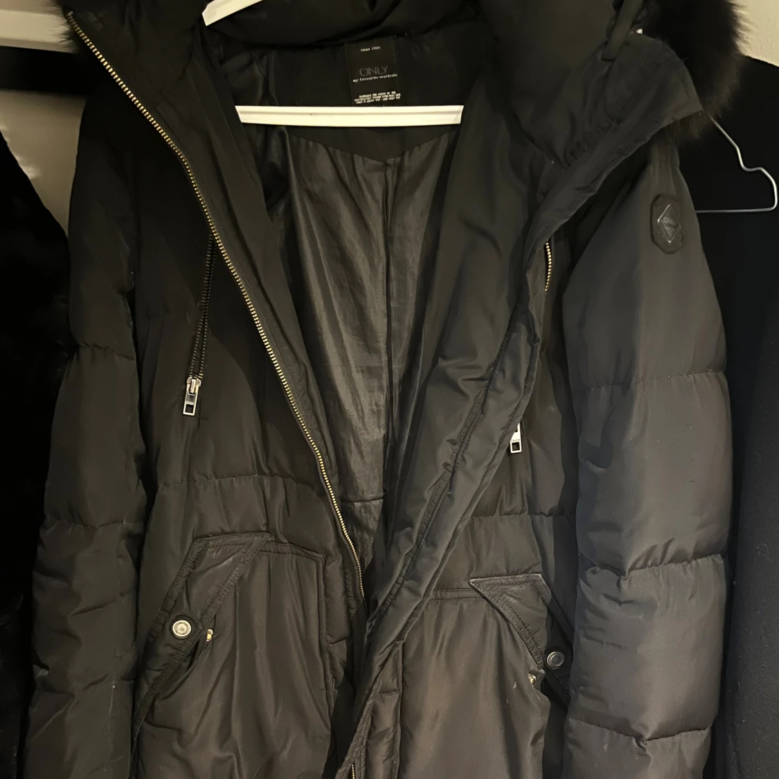 Svart pufferjacka från ONLY med huva - 2