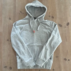 Superdry Hoodie  - Tjena! Säljer denna sjukt feta och eftertraktade hoodie från Superdry! Passar till allt och är i sjukt skönt material. Vid minsta fråga eller fundering hör av er🤝🏼