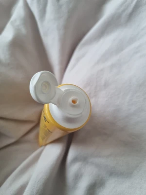 Sol de Janeiro Brazilian Touch Hand Cream - Sol de Janeiro Brazilian Touch Hand Cream i en gul tub på 50 ml. Innehåller Cupuaçu Butter och Brazil Nut, med Cheirosa 62-doft. Tuben är gjord av 33% brasilianskt sockerrörsbaserat material och har en praktisk vit flip-top öppning. Använd