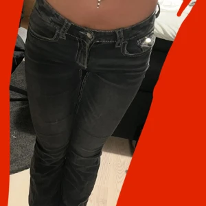 Svarta low waist jeans - Snygga svarta jeans från Gina Tricot med bootcut passform och låg midja. Jeansen har en liten fläck på vänster lår, syns knappt. Skriv om man vill ha fler bilder!